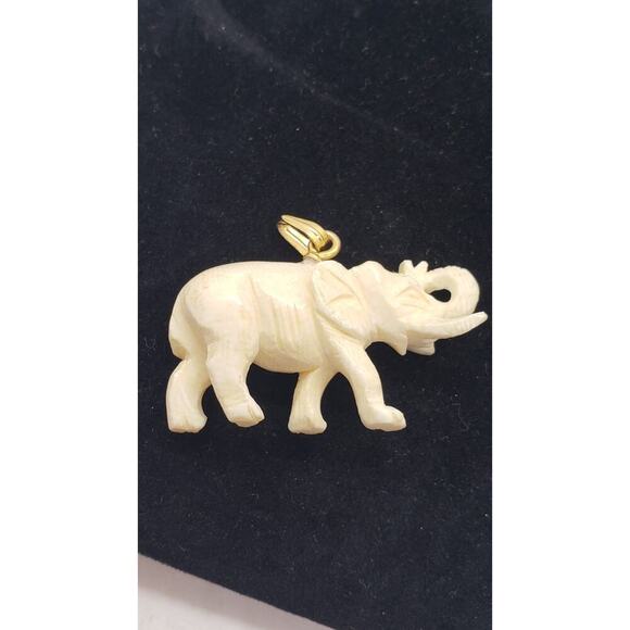 Vintage Hand Carved Elephant Pendant Wood or Lucite 3D Animal Jewelry - Picture 2 of 9